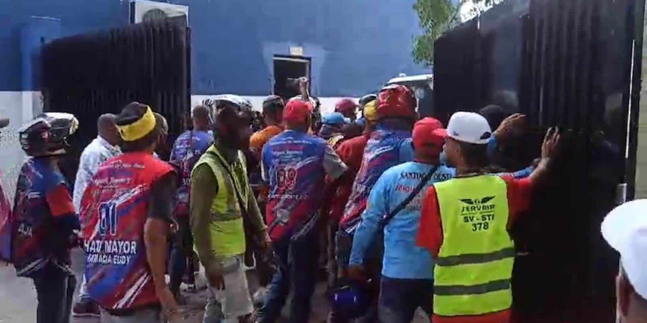 Motoristas irrumpen en la sede de Migración en Santiago durante protesta