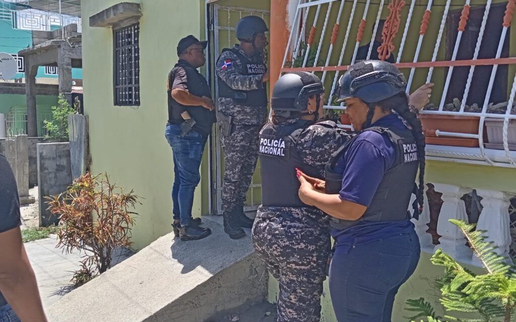 Intenso operativo policial en Baní desmantela múltiples puntos de droga y confisca grandes cantidades de sustancias ilícitas.