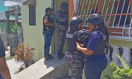 Intenso operativo policial en Baní desmantela múltiples puntos de droga y confisca grandes cantidades de sustancias ilícitas.