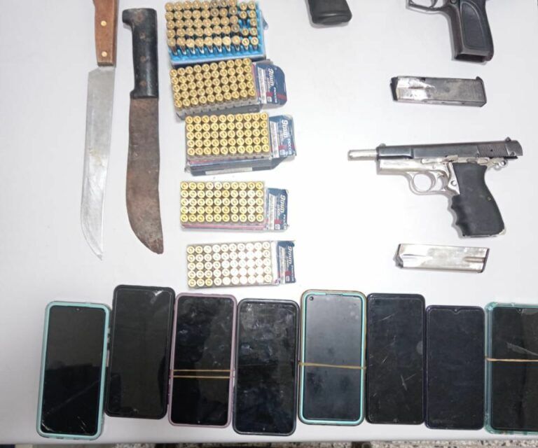 Policía, junto al MP, arrestan en La Vega hombre por posesión ilegal de armas de fuego.