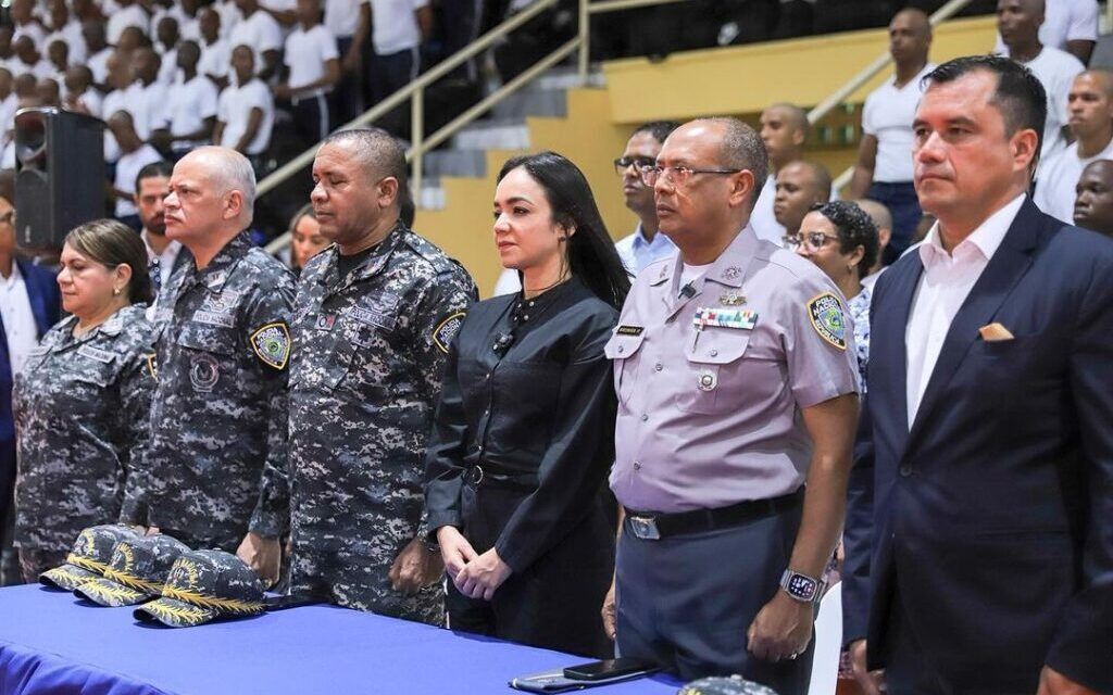 Ministra Raful y mayor general Guzmán Peralta reciben 775 nuevos aspirantes a rasos de la Policía Nacional