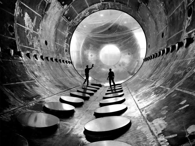 No es el interior de una vieja nave espacial alienígena desenterradaEl paisaje artificial que muestra esta fotografía es sin duda llamativo, ya que queda claro que no corresponde a ningún tipo de recinto convencional. Y de hecho, se parece mucho a recreaciones hechas en producciones de ciencia-ficción del cine y la televisión de alguna antigua nave espacial alienígena encontrada, por ejemplo, bajo el hielo antártico, bajo la arena de un desierto, o desenterrada de cualquier otro lugar inhóspito.