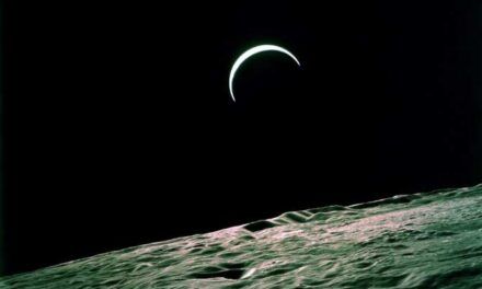 La media luna en el cielo nocturno… o no