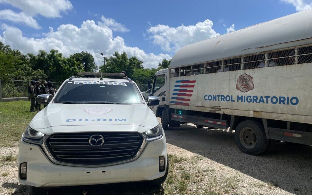 Policía y DGM detienen a 56 indocumentados extranjeros en Barahona y La Romana en las últimas 48 horas.