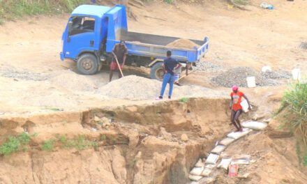 Haitianos amenazan existencia del río Masacre al intensificar la extracción de arena
