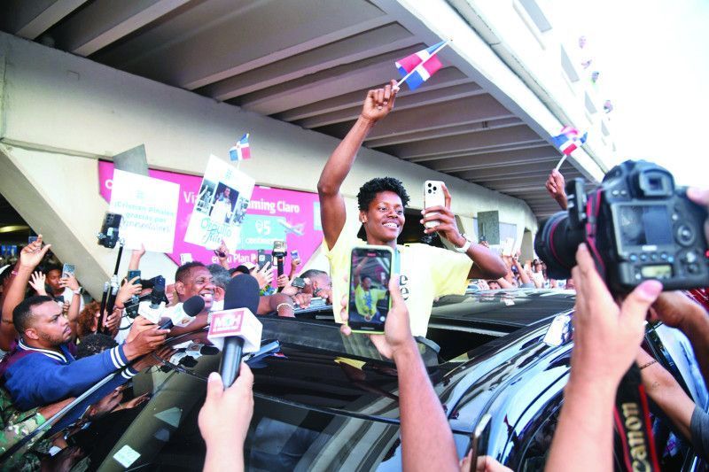 Dan eufórica bienvenida a los medallistas Mariledy, Pinales y Alcántara