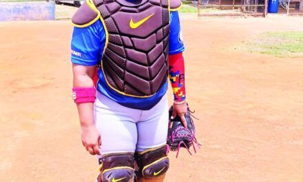 La mujer que juega al béisbol contra los hombres