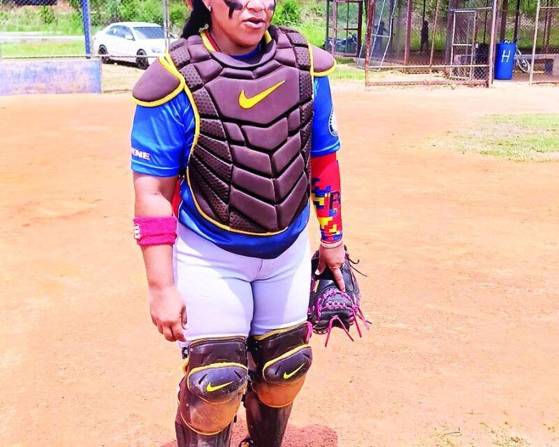 La mujer que juega al béisbol contra los hombres