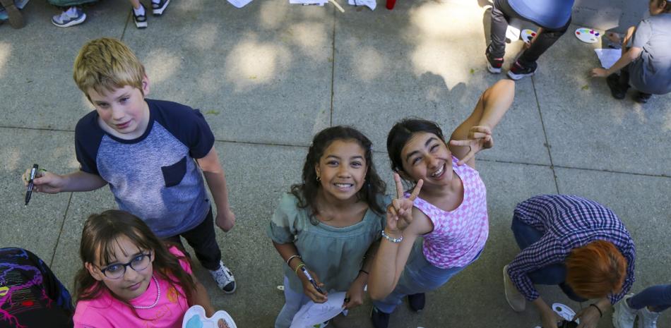 Las escuelas compiten con los celulares