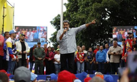 Opositores protestan y Maduro celebra