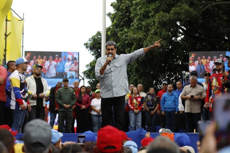 Opositores protestan y Maduro celebra