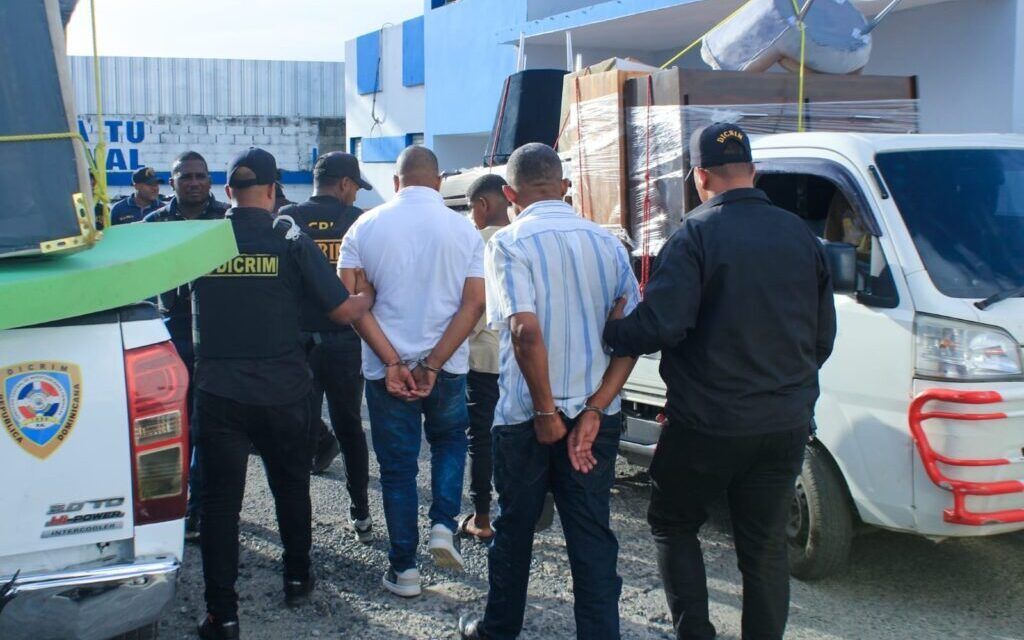 Policía Nacional desmantela banda de estafadores y recupera muebles robados en Santo Domingo.