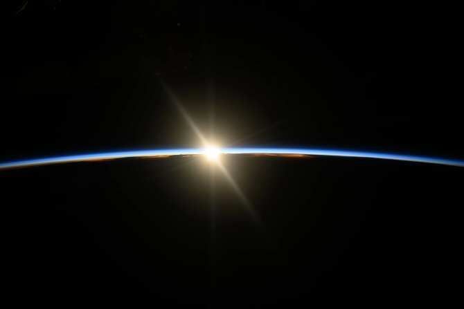 El primer rayo de luz del amanecer