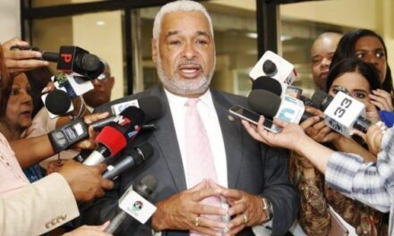 Camacho dice es «ilegal» otorguen USD$500 a estudiantes para inscribirse en colegios