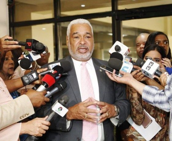 Camacho dice es «ilegal» otorguen USD$500 a estudiantes para inscribirse en colegios