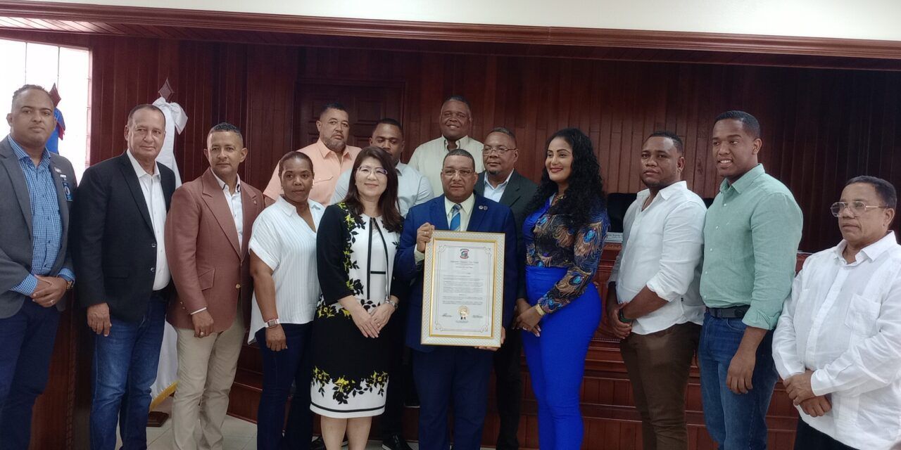 Ayuntamiento San Cristóbal galardona al pilar de la medicina científica, doctor Modesto Cruz Lluberes