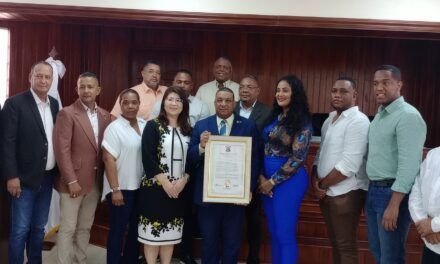 Ayuntamiento San Cristóbal galardona al pilar de la medicina científica, doctor Modesto Cruz Lluberes