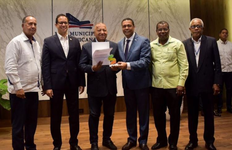 Alcaldía de San Cristóbal recibe reconocimiento e incentivo RD$3.5 millones de LMD y el MAP