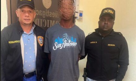Se entrega hombre acusado de atracar un centro comercial a mano armada en San Cristóbal