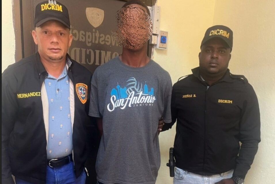 Se entrega hombre acusado de atracar un centro comercial a mano armada en San Cristóbal