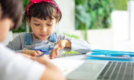 Doctora recuerda importancia en insistir en que los niños se laven las manos a menudo