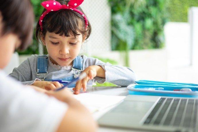 Doctora recuerda importancia en insistir en que los niños se laven las manos a menudo