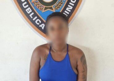 Apresan a mujer acusada de desprender cuero cabelludo a su hija en Moca