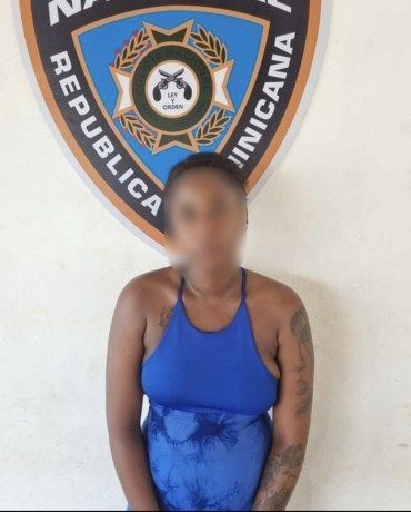 Apresan a mujer acusada de desprender cuero cabelludo a su hija en Moca
