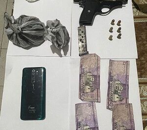 Dirección Regional San Cristóbal Identifica y Detiene a Sospechoso con Orden de Arresto en su Contra por homicidio, ocupándole pistola y drogas
