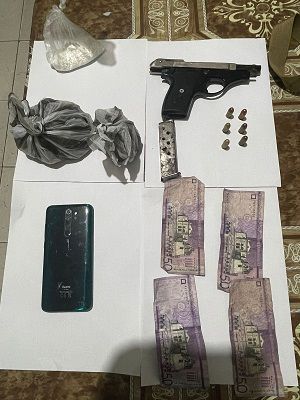 Dirección Regional San Cristóbal Identifica y Detiene a Sospechoso con Orden de Arresto en su Contra por homicidio, ocupándole pistola y drogas