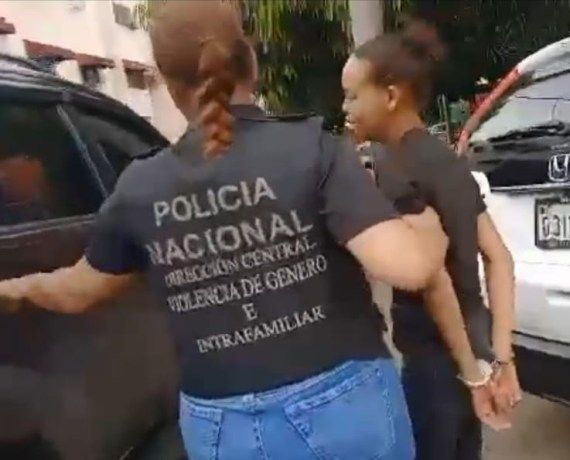 Madre acusada de obligar a su hija a dormir en el piso dice estar arrepentida