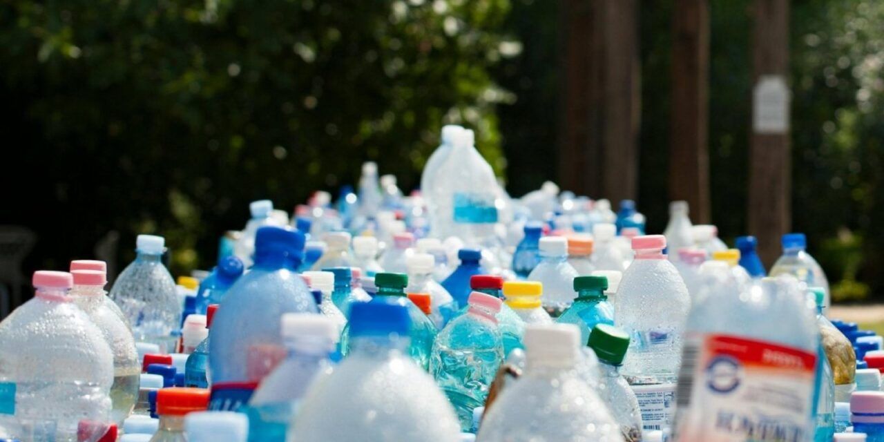 Estudio revela reducir el consumo de bebidas en plástico disminuye la presión arterial