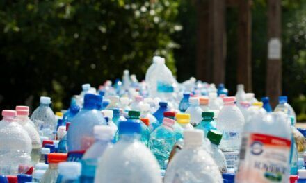 Estudio revela reducir el consumo de bebidas en plástico disminuye la presión arterial