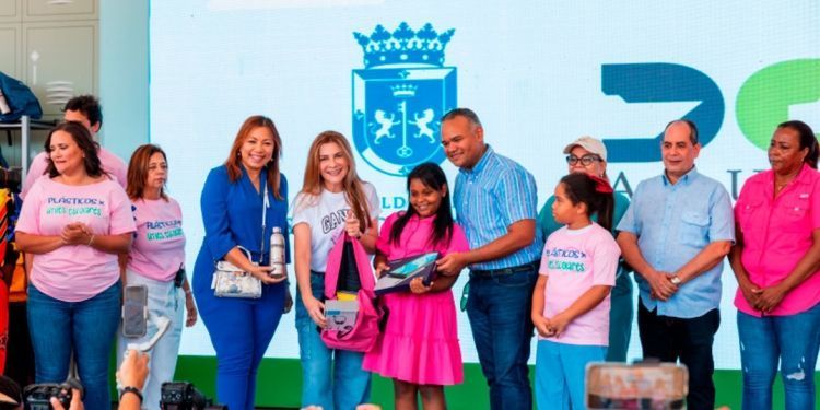 Alcaldía del DN recolecta 7 millones de botellas y entrega 14,462 Kits en “Plásticos por Escolares”
