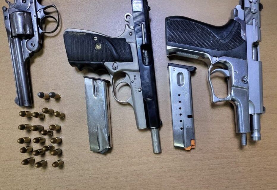 PN y MP incautan pistolas y revólver sin documentos mediante allanamientos en Santiago