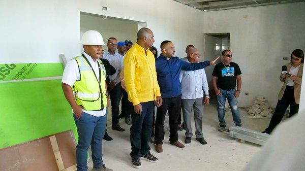 Senador Julito Fulcar supervisa remozamiento del Hospital Nuestra Señora de Regla