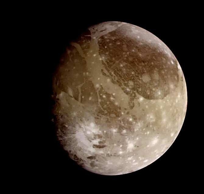 La catástrofe que sufrió la luna más grande del sistema solar