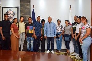 Alcaldía de San Cristóbal entrega ayudas económicas a estudiantes de sectores vulnerables