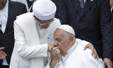 Papa e imán llaman a luchar contra la violencia