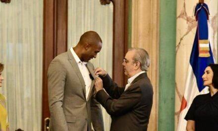 “Siempre salgo a jugar con el país en el corazón”, dice Al Horford al ser condecorado en el Palacio