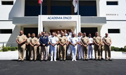 Ministro de Defensa aborda con DNCD temas sobre crimen organizado y narco