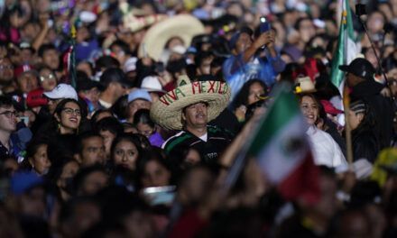 Mexicanos celebran su independencia con el Grito de Dolores en Times Square
