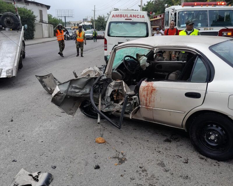 Una persona atrapada y al menos ocho lesionadas por accidente de tránsito en Santiago