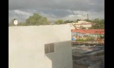 Denuncian que agente de Migración lanzó a un haitiano desde un techo en Punta Cana
