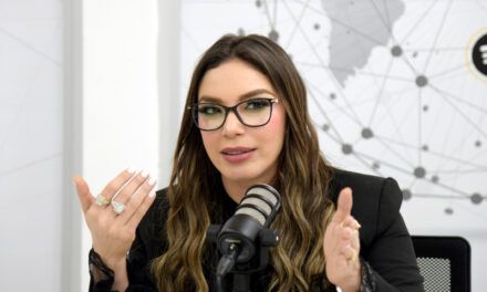 Hony Estrella enfocada en su hija, cuatro obras y un musical
