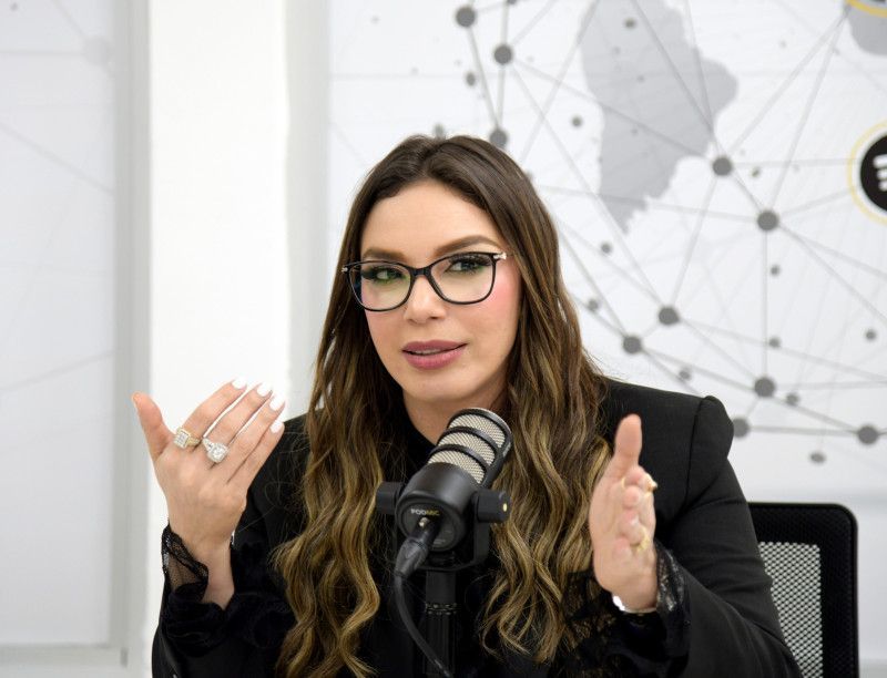 Hony Estrella enfocada en su hija, cuatro obras y un musical