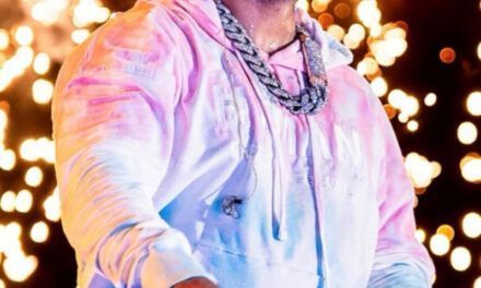 El Alfa anuncia su concierto en la Gran Arena del Cibao durante el espectáculo ‘Adoni y sus amigos’