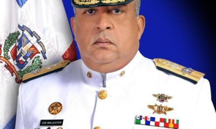 Abinader designa al vicealmirante Lee Ballester como nuevo director de Migración