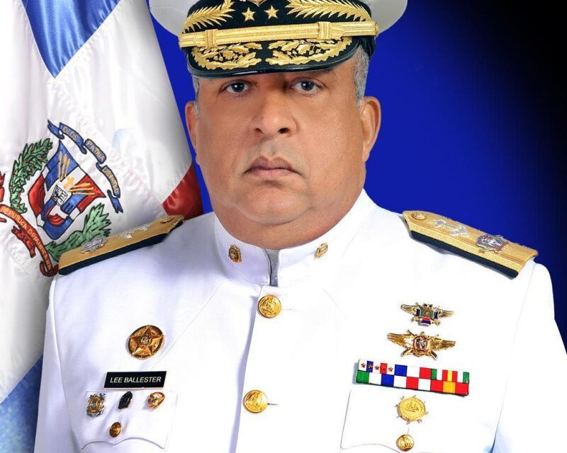 Abinader designa al vicealmirante Lee Ballester como nuevo director de Migración
