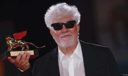 Almodóvar gana el León de Oro con «La habitación de al lado»